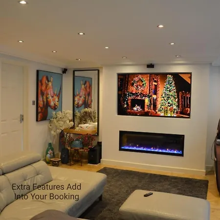 Cozy, Modern, Spacious 4 Bedroom House In London Holiday home