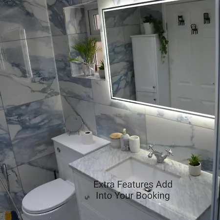 Holiday home Cozy, Modern, Spacious 4 Bedroom House In London *
