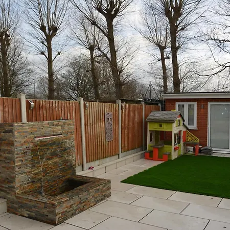 Cozy, Modern, Spacious 4 Bedroom House In London Holiday home