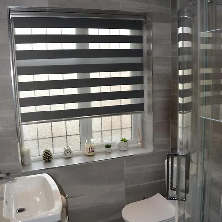 Cozy, Modern, Spacious 4 Bedroom House In London Holiday home Romford