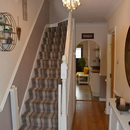 Cozy, Modern, Spacious 4 Bedroom House In London *