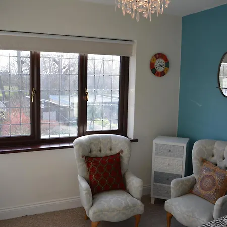Cozy, Modern, Spacious 4 Bedroom House In London Holiday home *