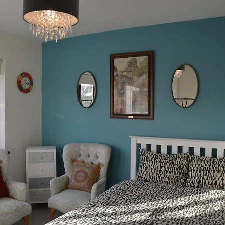 Cozy, Modern, Spacious 4 Bedroom House In London Holiday home