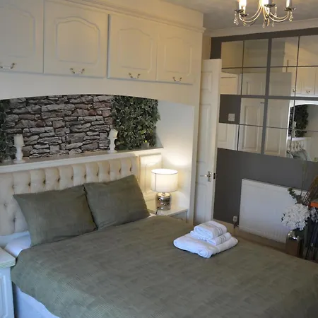 Cozy, Modern, Spacious 4 Bedroom House In London * Romford