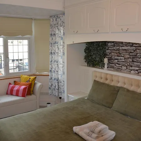 Cozy, Modern, Spacious 4 Bedroom House In London Romford