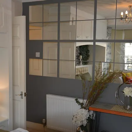 Cozy, Modern, Spacious 4 Bedroom House In London Romford