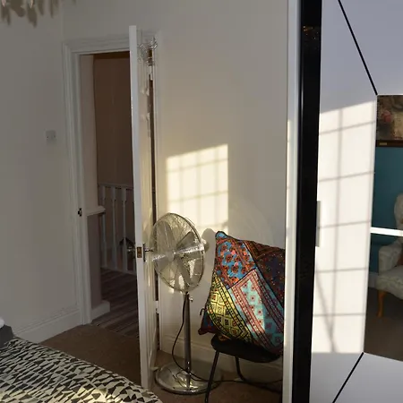 Cozy, Modern, Spacious 4 Bedroom House In London Holiday home