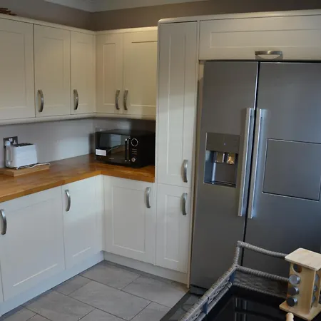 Cozy, Modern, Spacious 4 Bedroom House In London