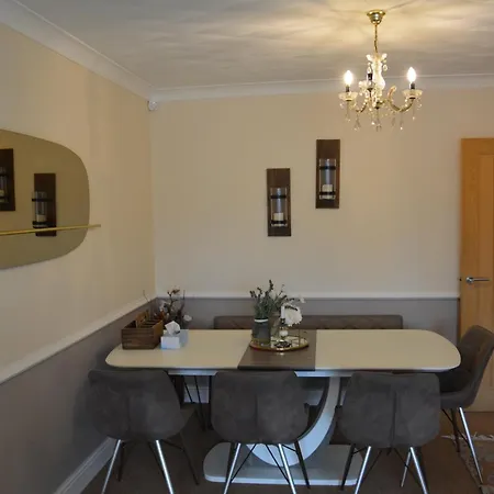 Holiday home Cozy, Modern, Spacious 4 Bedroom House In London *
