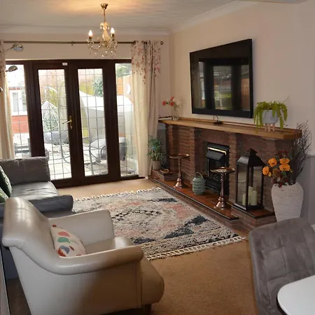 Cozy, Modern, Spacious 4 Bedroom House In London *