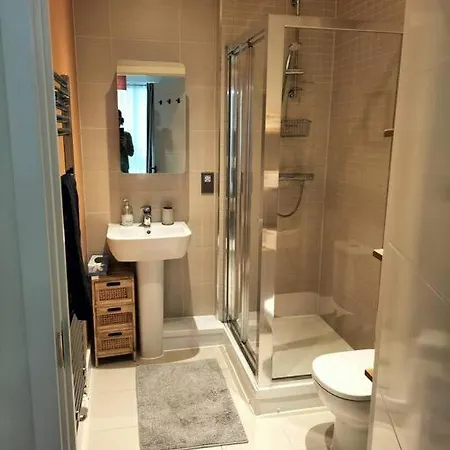 Spacious 2-bedroom In Location, Modern Amenities, Walking Distance To Attractions * London