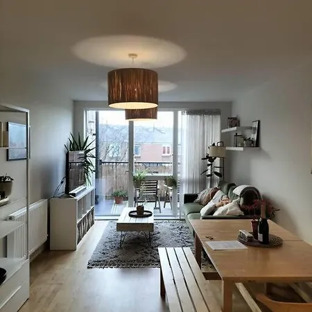 Spacious 2-bedroom In Location, Modern Amenities, Walking Distance To Attractions * London