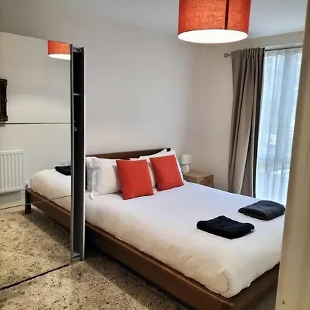 Apartment Spacious 2-bedroom In Location, Modern Amenities, Walking Distance To Attractions *
