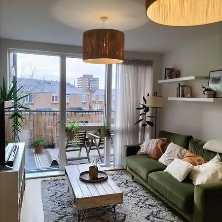 Spacious 2-bedroom In Location, Modern Amenities, Walking Distance To Attractions Apartment