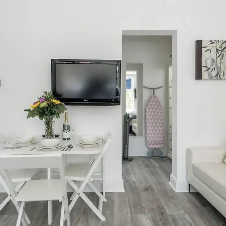 A Bright Lovely Spacious Studio. *