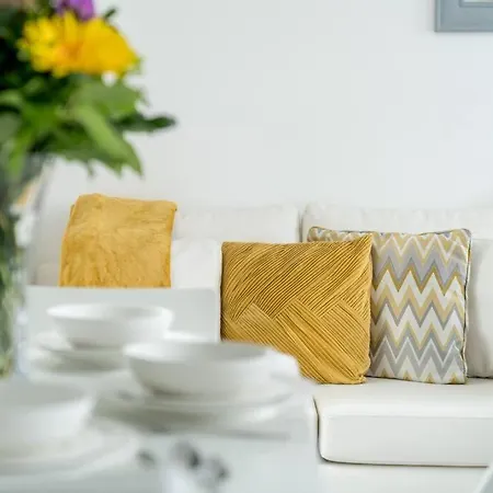 A Bright Lovely Spacious Studio. Woodford