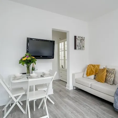 A Bright Lovely Spacious Studio.