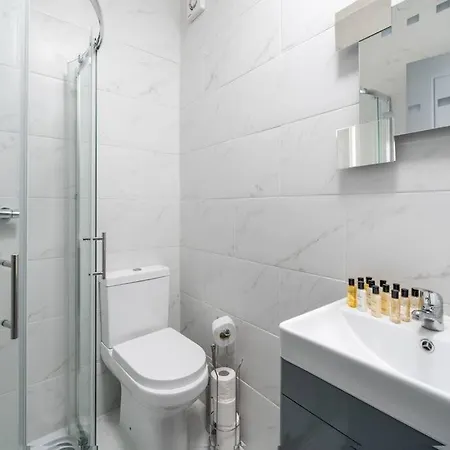 A Bright Lovely Spacious Studio. Apartment Woodford