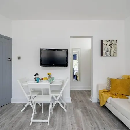 Apartment A Bright Lovely Spacious Studio.