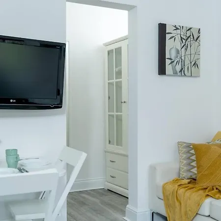 A Bright Lovely Spacious Studio. *