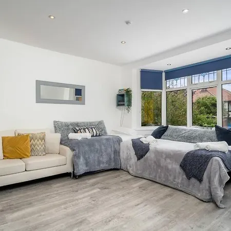A Bright Lovely Spacious Studio. *