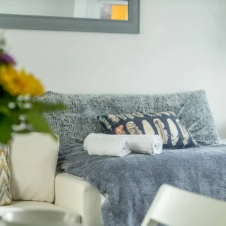 A Bright Lovely Spacious Studio. *