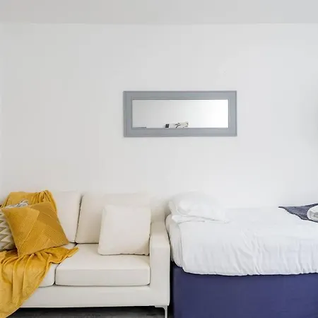 A Bright Lovely Spacious Studio. * Woodford