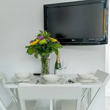 A Bright Lovely Spacious Studio. Apartment