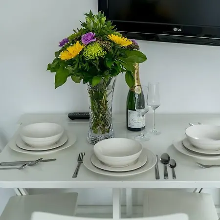 Apartment A Bright Lovely Spacious Studio. Woodford