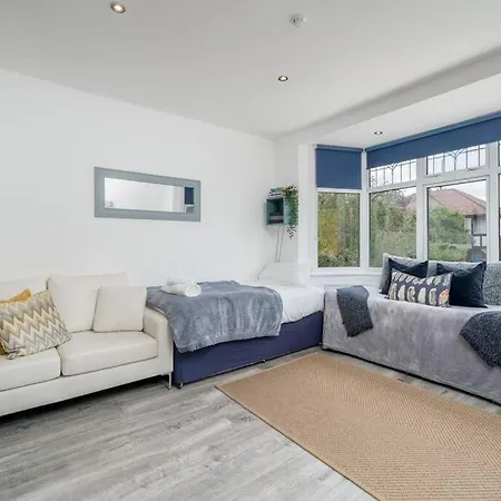 Apartment A Bright Lovely Spacious Studio. Woodford