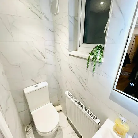 Ravensbury Apartment