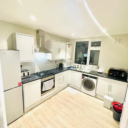 Ravensbury Apartment