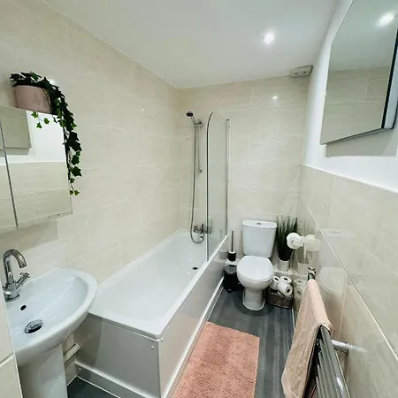 Jubilee 15 Minutes Homestay London