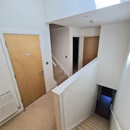 Explore London: 2 Bedroom House In Wood