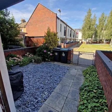 Explore London: 2 Bedroom House In Wood *