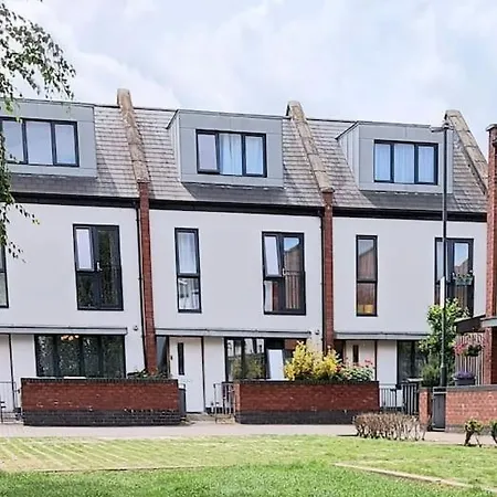 Explore London: 2 Bedroom House In Wood Holiday home