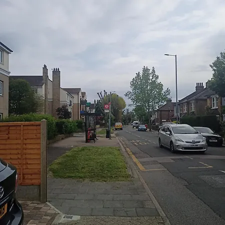 Goldy's Place In E17 Homestay *
