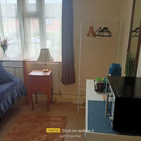 Goldy's Place In E17 * London