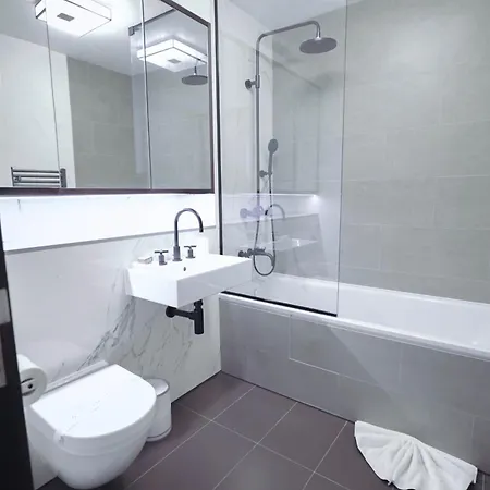 Street Serviced By Globe Apartment London