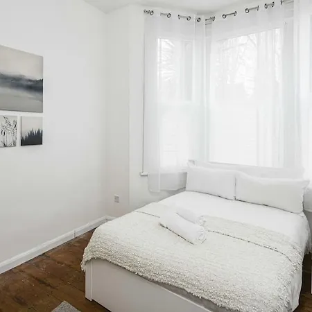 Super Stylish 1bd Flat With Garden In Leytonstone London