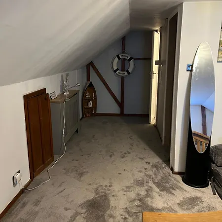 I Bedroom Flat On A Gated Farm In Tadworth *