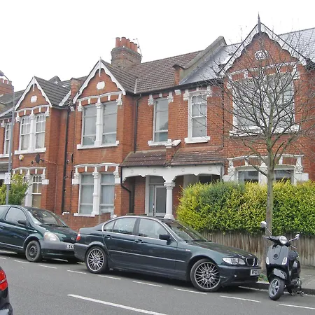 Groves 4 Bedroom, Shepherds Bush Apartment *