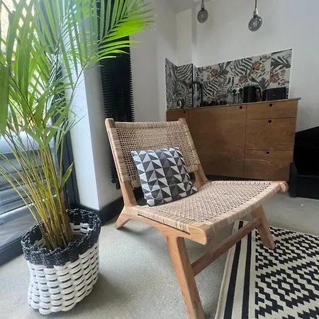 Private In Mews House Homestay *