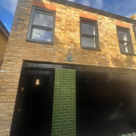 Private In Mews House Homestay *