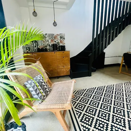 Private In Mews House Homestay *