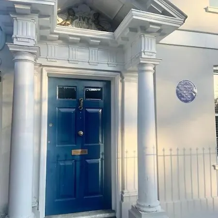 Turing Lodge, Near Court Apartment *
