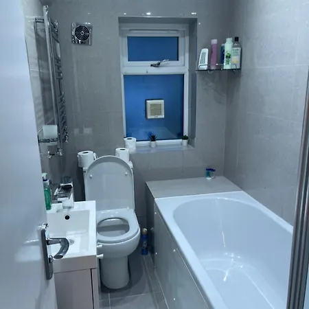Tooting - Cosy 2 Bedroom House With Garden, 5 Mins Walk To Tube Station Holiday home