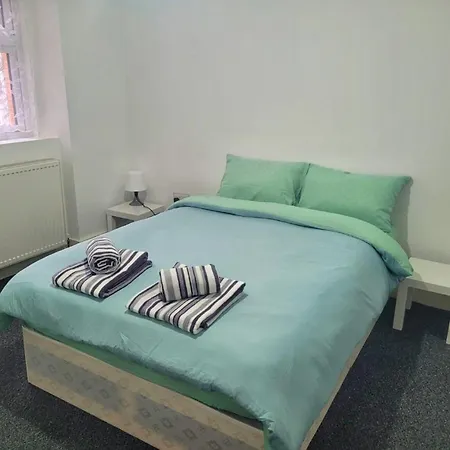 Prázdninový dům Lovely 2-bed Fully Refurbished House In *