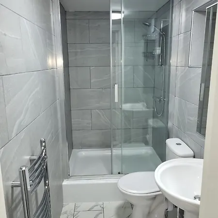 Lovely 2-bed Fully Refurbished House In London