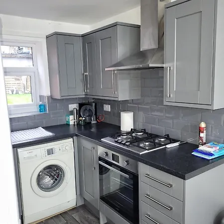 Lovely 2-bed Fully Refurbished House In London